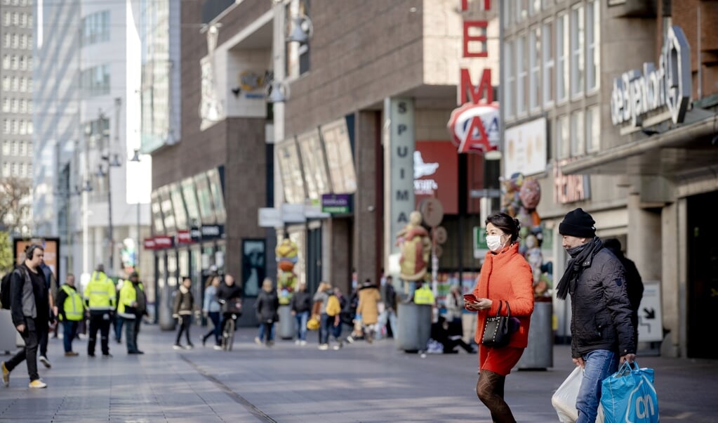 Thuisbesmetting is gemakkelijker aan te tonen dan besmetting ergens anders, bijvoorbeeld op straat of in de supermarkt. (beeld anp / Sem van der Wal)