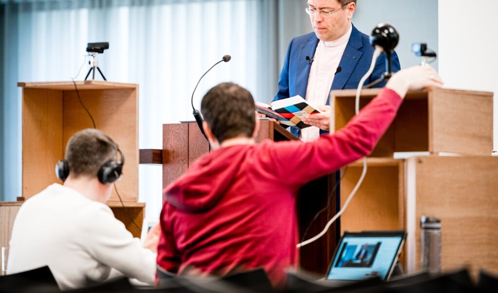 <p>Veel voorgangers geven aan dat ze vooral kansen en nieuwe mogelijkheden zien in de online communicatie. Bijvoorbeeld een groter bereik, of het gebruik van nieuwe vormen. </p> (beeld anp / Rob Engelaar)