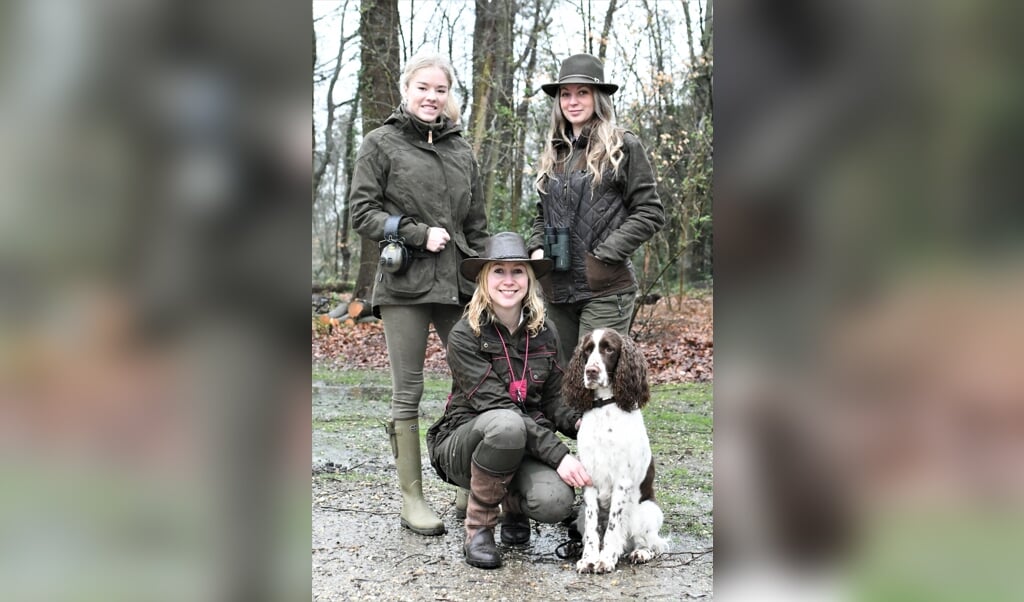 Julia de Vries (links met oorbeschermers), Kelly Kutterik en voor hen Henrieke Wiebenga met Springer Spaniël Scott. (beeld Theo Haerkens)