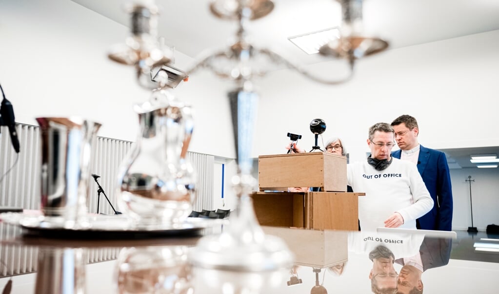 <p>De Tilburgse dominee Otto Grevink tijdens de voorbereidingen voor een online coronaviering in maart.</p> (beeld anp / Rob Engelaar)