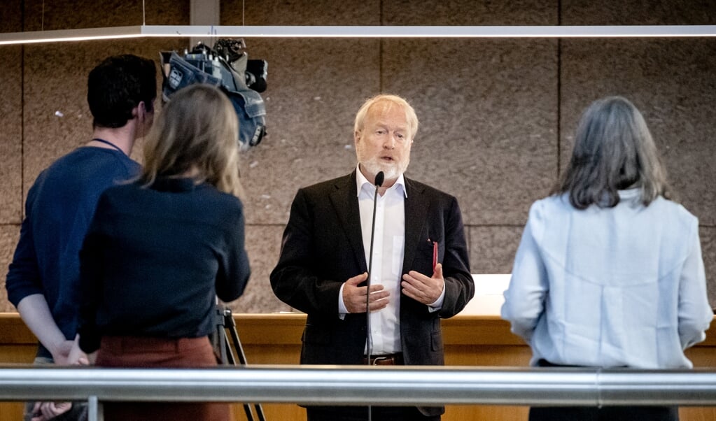 Jaap van Dissel, directeur infectiebestrijding van het RIVM, in de wandelgangen van de Tweede Kamer. (beeld anp / Sem van der Wal)