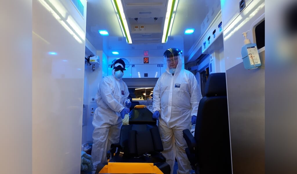 Priesterstudenten van het grootseminarie Rolduc ontsmetten als vrijwilliger ambulances tijdens de coronacrisis. (beeld Bisdom Roermond)