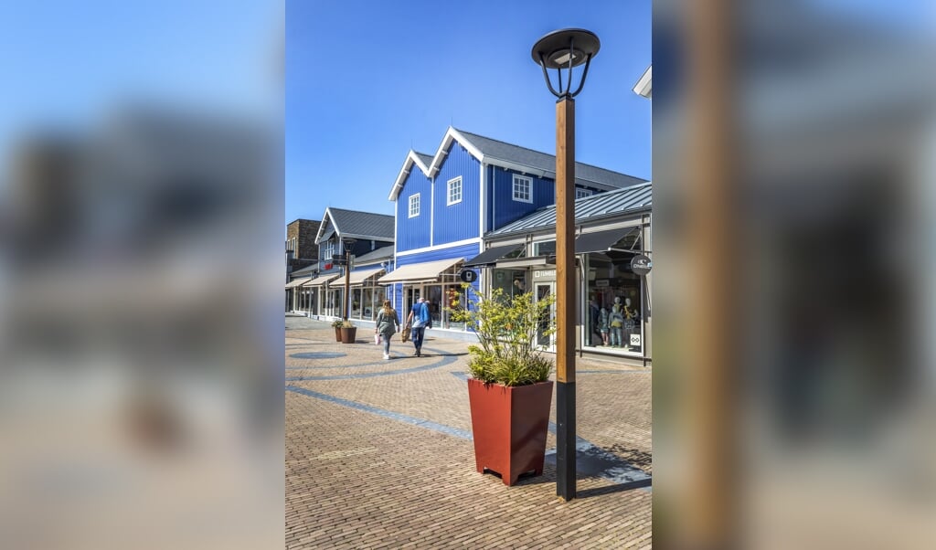 Lege straten en gesloten winkels in Batavia Stad. Ondernemers hebben het moeilijk tijdens de corona crisis. Maar waar komt de miljardensteun van de overheid terecht? (beeld Raymond Rutting)
