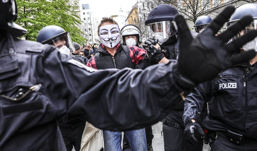 Extremistische demonstranten verzamelden zich deze week in het centrum van Berlijn. Verschillende politiek-extremistische groepen roepen steeds vaker op tot geweld tegen de overheid en het vernielen van zendmasten. (beeld epa / Omer Messinger)