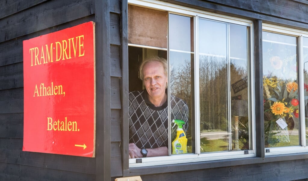 Michiel van der Veer van wegrestaurant De Tram bij zijn tijdelijke afhaalloket. (beeld Hans-Lukas Zuurman)