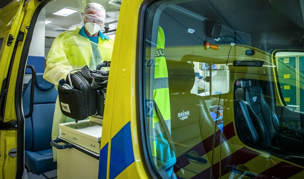 Medewerkers van de ambulancepost van het ziekenhuis ETZ Elisabeth. Het is drukker dan normaal op de intensive care, vanwege het coronavirus. (beeld anp / Remko de Waal)