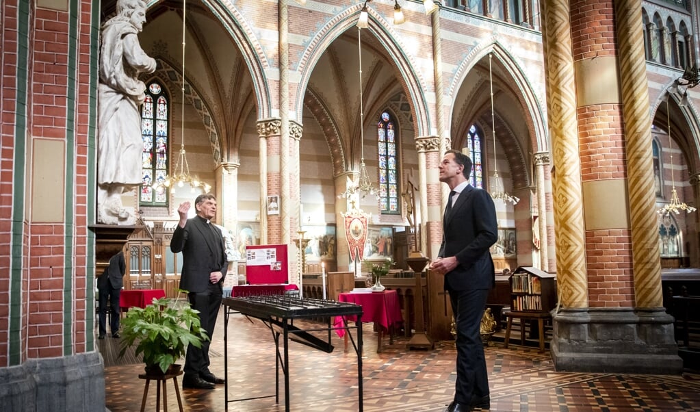 Premier Mark Rutte in de Jacobuskerk. Rutte bespreekt met een afvaardiging van de katholieke kerkgemeenschappen hoe men in de kerk omgaat met vraagstukken rond het coronavirus. (beeld anp / Remko de Waal)