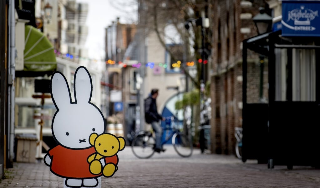 Een vrijwel verlaten winkelstraat doordat het MKB door de coronamaatregelen volledig stilligt. (beeld anp / Koen van Weel)