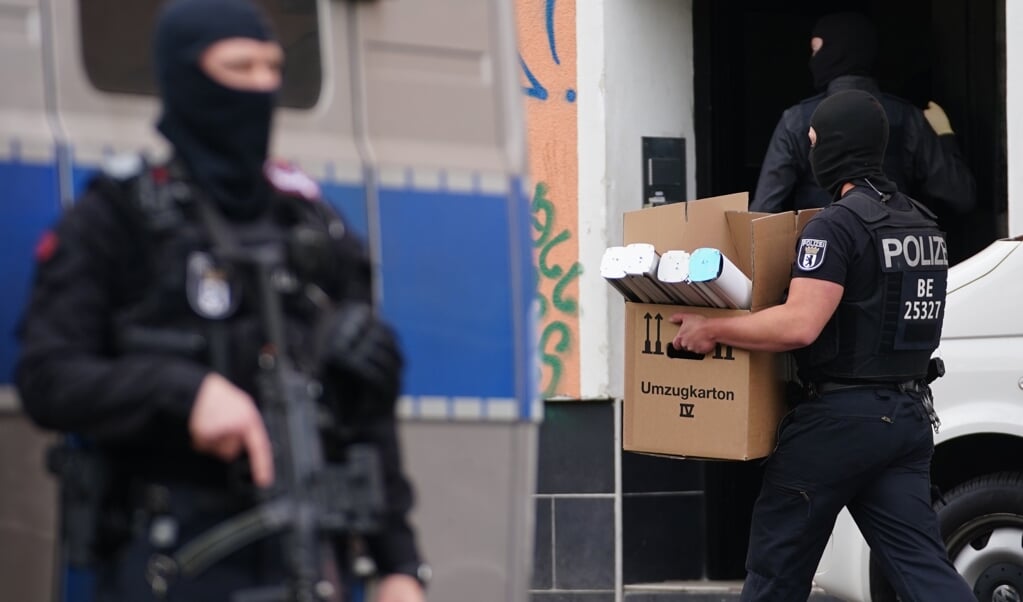 Zwaar bewapende agenten doen vroeg in de morgen een in inval bij de Al-Irschadmoskee in Berlijn. Direct na het verbod op alle activiteiten van Hezbollah werd bewijsmateriaal in verschillende steden veilig gesteld. (beeld Epa/Clemens Bilan)