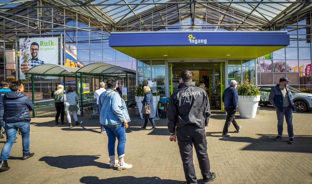 Social distancing is belangrijk voor de gezondheid van een ander, maar daarmee ook voor de eigen gezondheid. Op de foto: winkelend publiek op een woonboulevard. (beeld anp / Marcel van Hoorn)