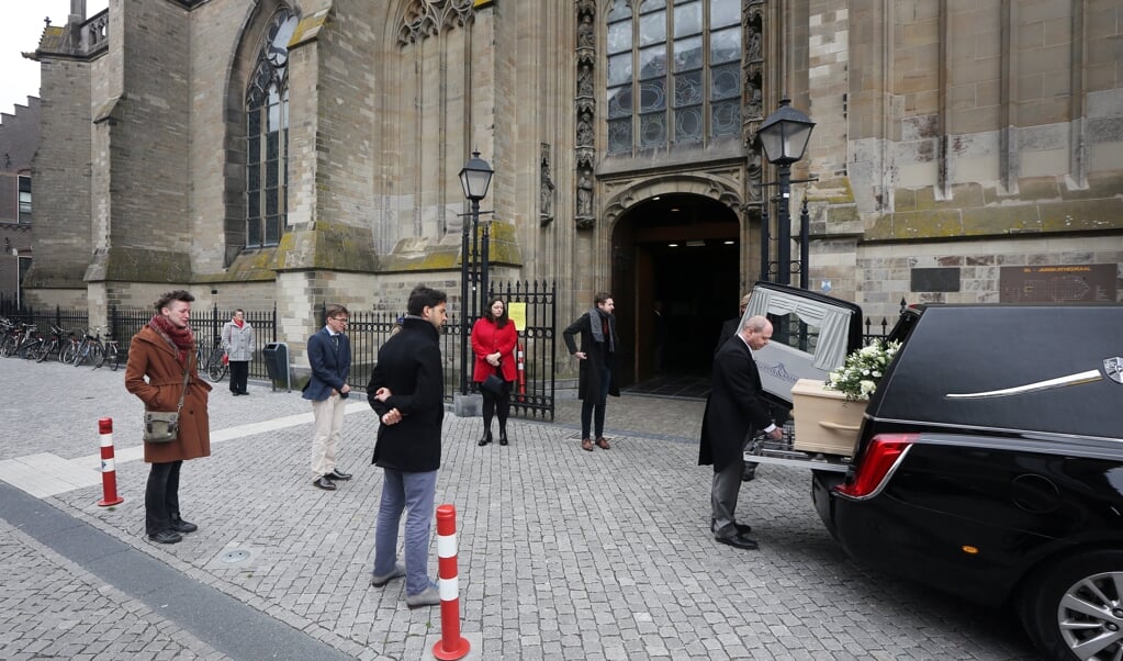 Bij een uitvaart kunnen slechts dertig mensen aanwezig zijn. Online condoleren kan voor nabestaanden daarom troostvol zijn. (beeld anp / Ramon Mangold)