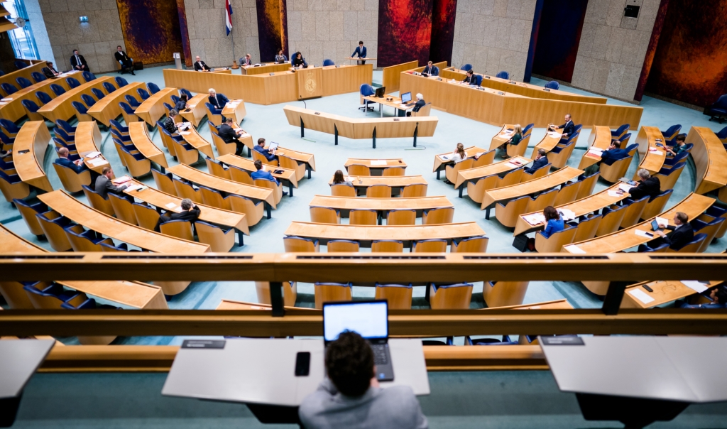 Minister Hugo de Jonge van Volksgezondheid, Welzijn en Sport (CDA) en Premier Mark Rutte tijdens een debat in de Tweede Kamer over de ontwikkelingen rondom het coronavirus. (beeld anp / Bart Maat)