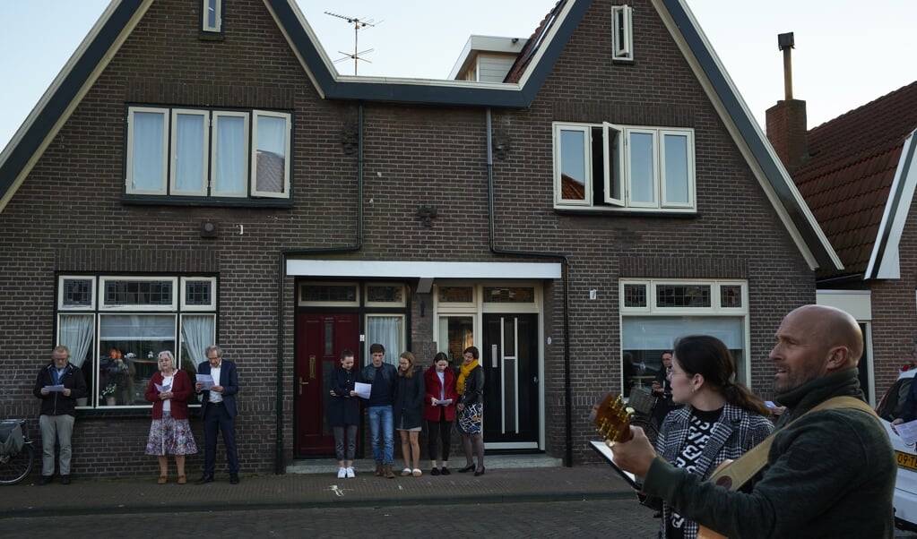 Urker christenen die graag wilden zingen, zochten in april een uitweg door dit op straat te doen. (beeld Dick Vos)
