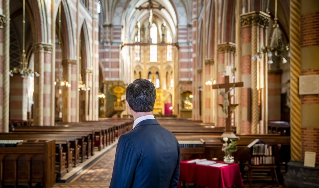 Premier Mark Rutte in de St. Jacobskerk in Den Haag. Alpha Nederland wil dat kerken inspelen op de groeiende vraag naar zingeving. (beeld anp / Remko de Waal)
