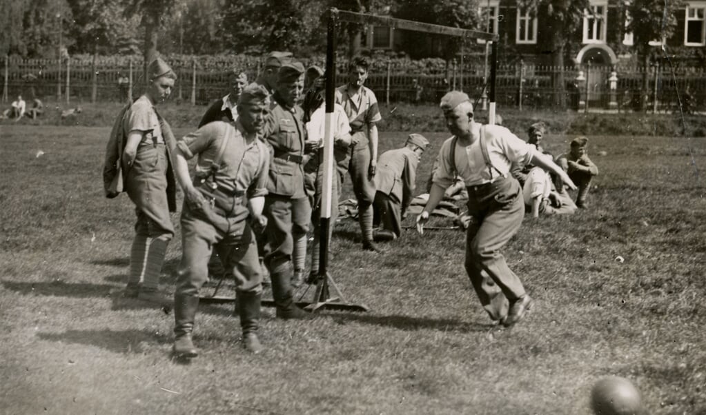 Voetballende Nederlandse en Duitse soldaten, kort na de Duitse inval in mei 1940. (beeldbank wo2 - niod)