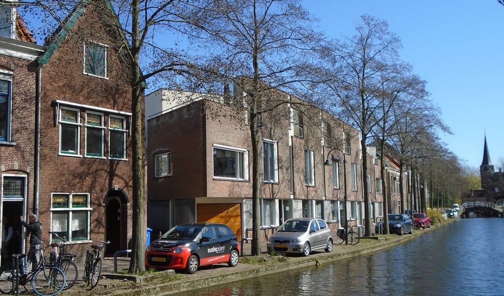 In het huis met puntdak, links, vierde het echtpaar Muller in 1938 het 75-jarig huwelijksjubileum. (beeld nd)