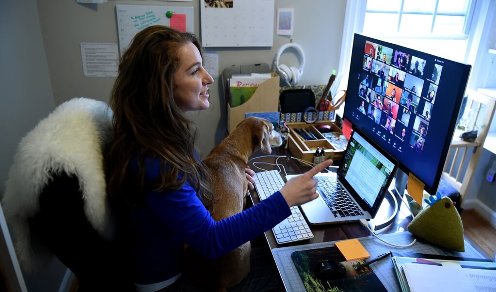 Werknemers voelen aan het einde van de dag minder voldoening als ze online werken. (beeld Olivier Douliery / afp)