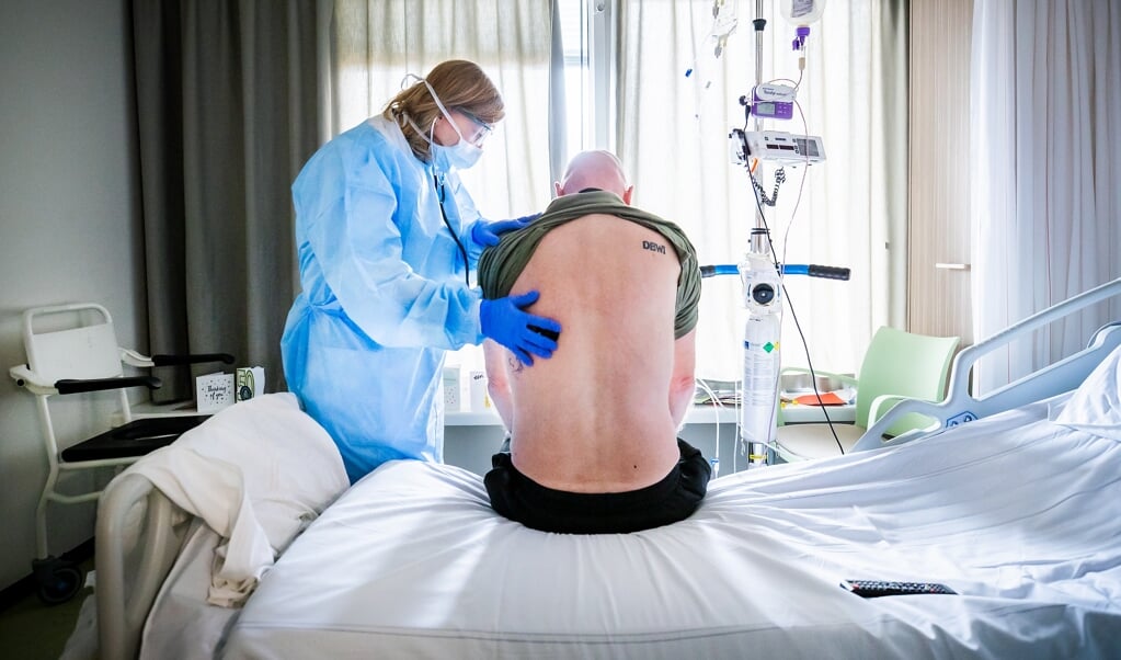 <p>Juist omdat zij met kwetsbare mensen werken, begrijpen zorgmedewerkers niet dat voor hen soepeler regels zouden kunnen gelden.</p> (beeld anp / Remko de Waal)