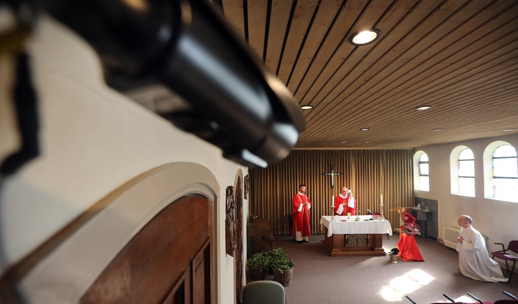 <p>Een viering in de Sint Petruskerk in Uden wordt gestreamd via Kerkomroep.nl.</p> (beeld anp / Ramon Mangold)