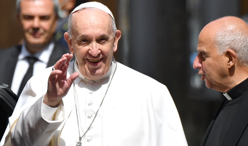 Paus Franciscus samen met aartsbisschop Rino Fisichella (rechts), de voorzitter van de Pauselijke Raad voor de Nieuwe Evangelisatie die het Directorium voor de Catechese publiceerde. (beeld Alberto Pizzoli / afp)