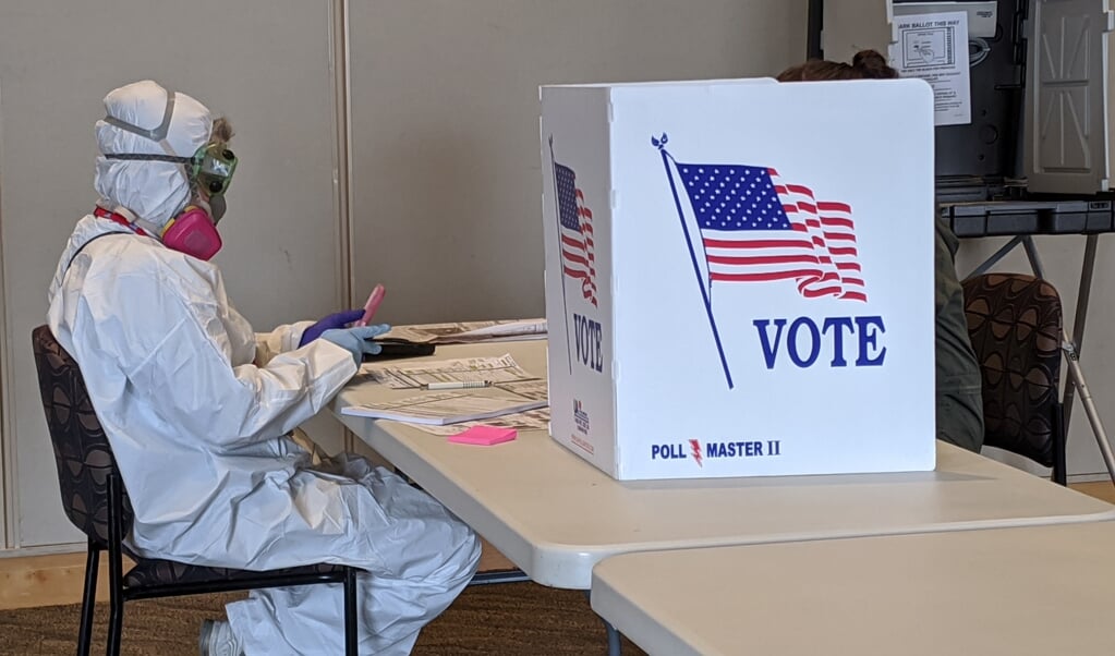 De voorzitter van een stembureau in Kenosha, Wisconsin, tijdens de voorverkiezingen in april dit jaar. (beeld Henkle / afp)