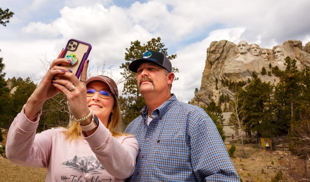 In Mount Rushmore staan de uit graniet gehakte beelden van vier oud-presidenten: George Washington, Thomas Jefferson, Abraham Lincoln en Theodore ‘Teddy’ Roosevelt. Het monument was in precoronatijden goed voor ruim twee miljoen bezoekers per jaar. (beeld afp / Kerem Yucel)