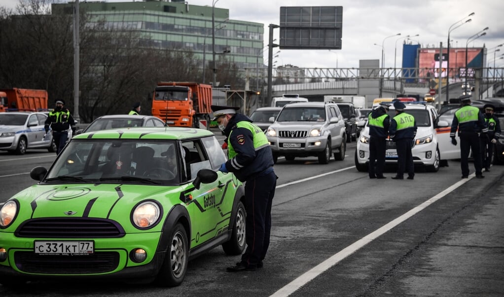 De politie in Moskou controleerde woensdagmorgen de digitale pas van iedereen die met de auto, motor, bus, taxi of fiets onderweg was. (beeld afp / Alexander Nemenov)