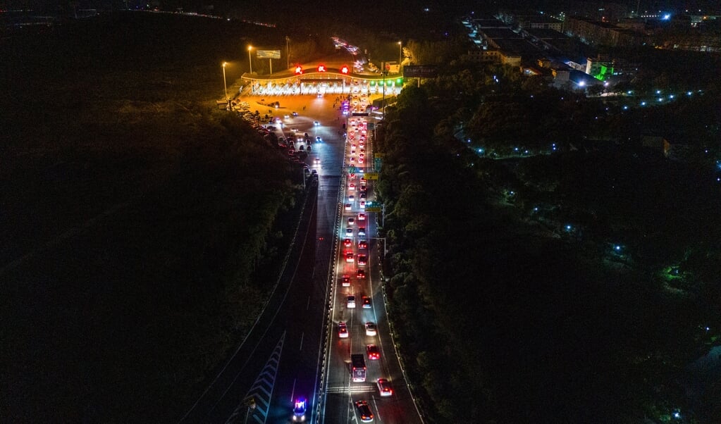 File op de vroege ochtend op de uitvalswegen uit Wuhan, waar woensdag na ruim twee maanden het uitreisverbod vanwege de coronacrisis werd opgeheven. (beeld Thousands of Chinese Travellers Rushed to Leave Covid-19 Coronavirus-ravaged Wuhan Early on April 8 as Authorities Lifted a More Than Two-month Prohibition on Outbound Travel From the City Where the Global Pandemic First Emerged.
str / afp)