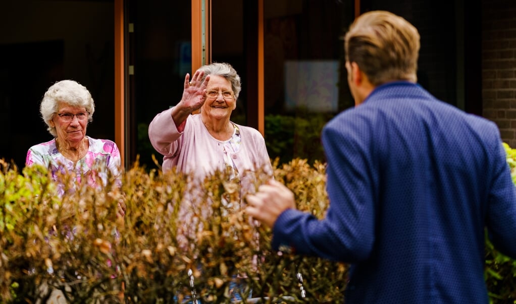 Minister Hugo de Jonge (Volksgezondheid, Welzijn en Sport) spreekt met bewoners van Centrum voor Wonen en Zorg Heidestede. (beeld anp / Marco de Swart)
