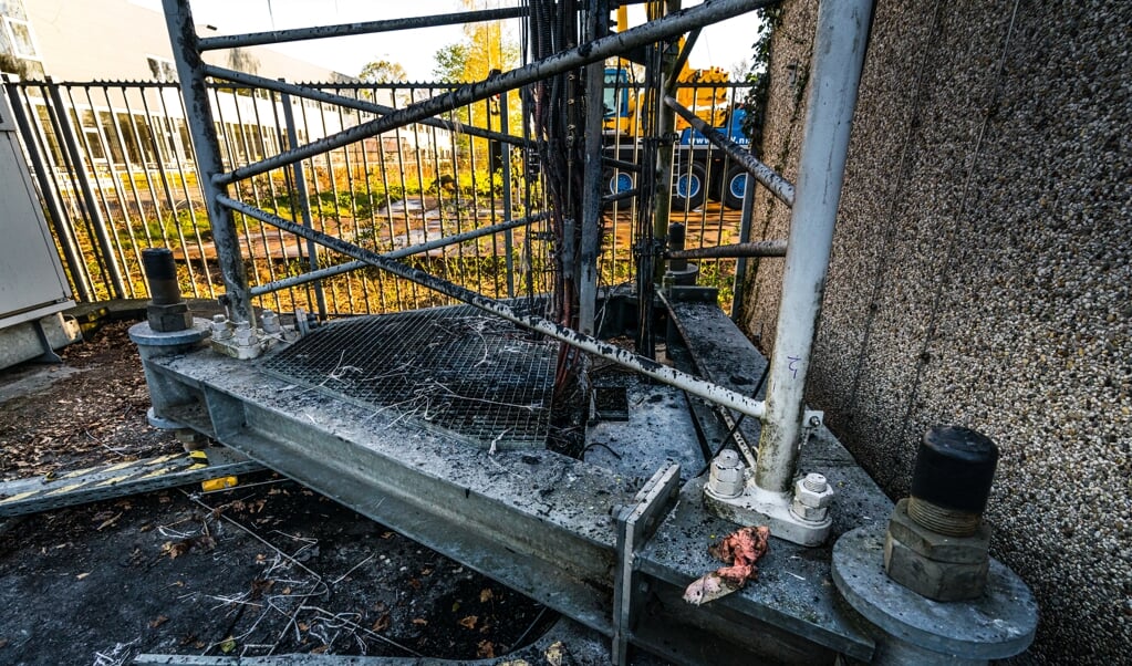 Een zendmast voor mobiele netwerken is zwaar beschadigd door brand. Vermoedelijk gaat het om brandstichting. (beeld anp / Rob Engelaar)