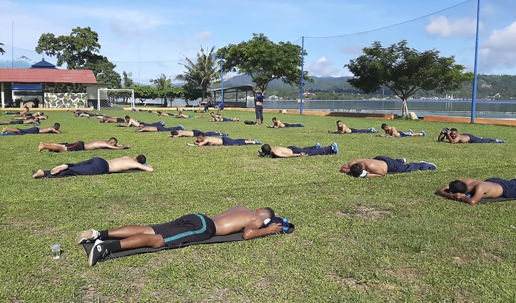 Indonesische mariniers trainen op Ambon, met afstand wegens coronavirus. Politie en leger moeten er zaterdag voor zorgen dat er geen enkele RMS-vlag te zien zal zijn. (beeld TNI / afp)