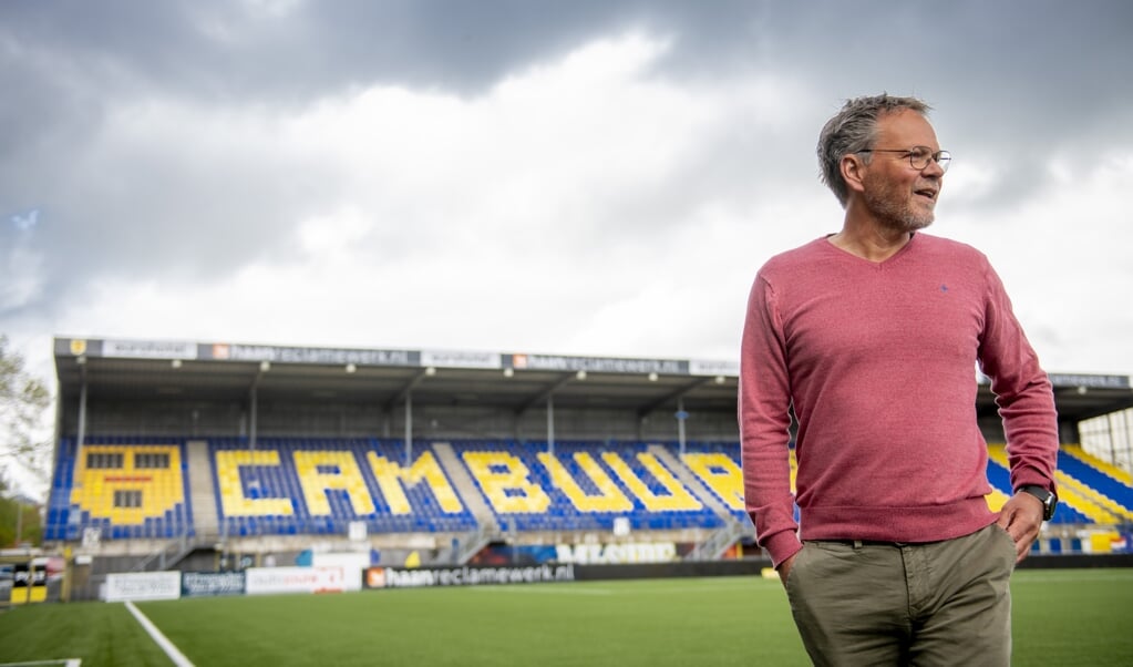 Trainer Henk de Jong in het stadion van SC Cambuur. Supportersverenigingen organiseerden een inzamelingsactie voor de club die door de coronacrisis promotie naar de eredivisie misloopt. (beeld anp / Jacob van Essen)