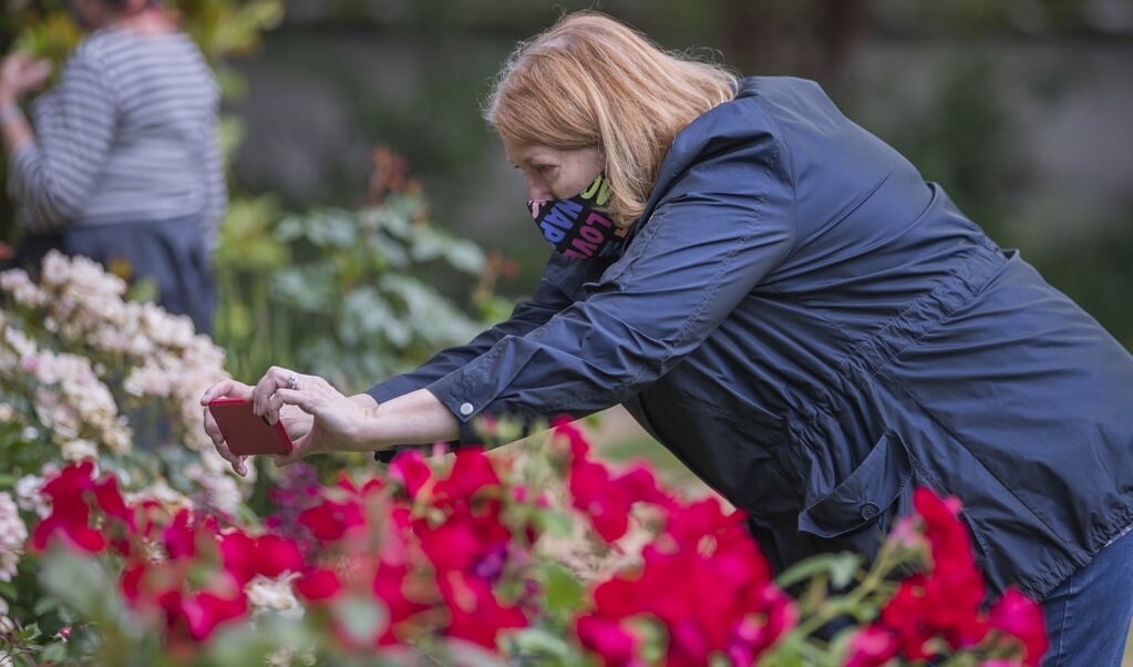 De Botanische Tuin van Atlanta opende op 21 mei weer de deuren voor bezoekers. Het is buiten de stad niet moeilijk om meer dan twee meter afstand van elkaar te houden. (beeld epa / Erik S. Lesser)