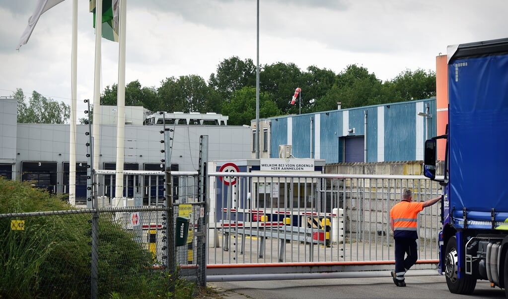 25-5-2020, Nederland, Groenlo
Een transporteur komt voor een dicht hek bij slachterij VION
Vion; slachterij; gesloten; vlees;
foto Marcel van den Bergh (beeld Marcel van den Bergh)