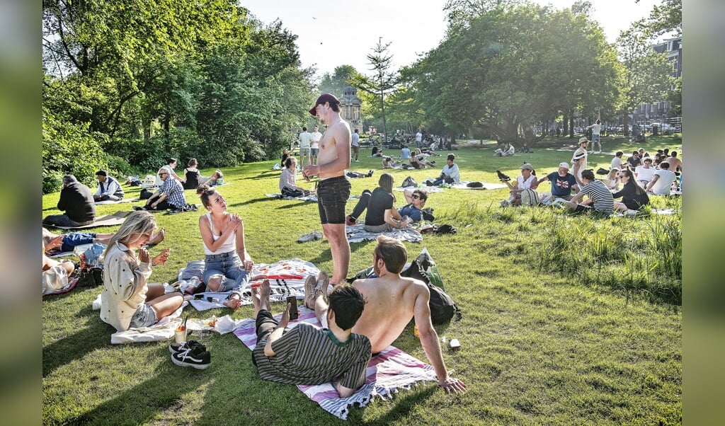Het Sarphatipark in Amsterdam, afgelopen zaterdagavond. Is dit de opmaat tot een tweede golf van coronabesmettingen? (beeld Guus Dubbelman)