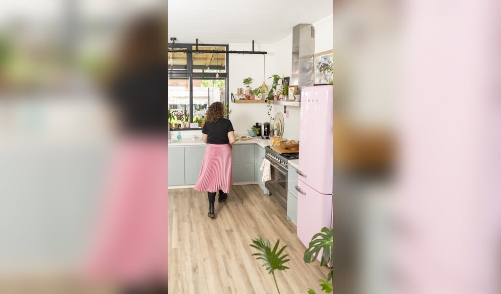 De hele inrichting is aangepast op de grote roze Smeg-koelkast die Dana graag wilde. (beeld Niek Stam)