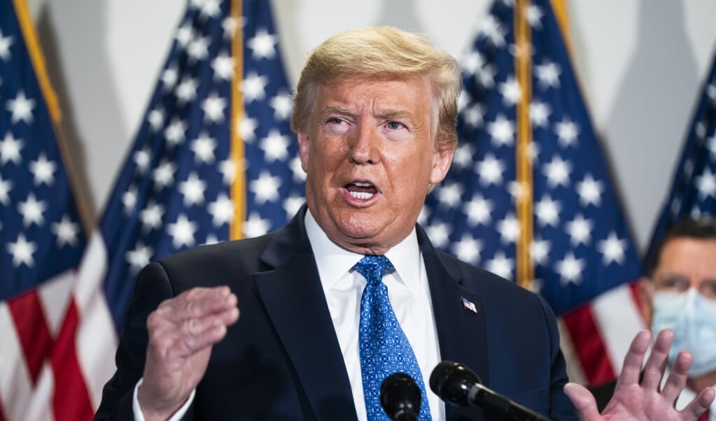 De Amerikaanse president Trump maakte maandag bekend dat hij preventief het malariamedicijn hydroxychloroquine slikt tegen corona. (beeld epa / Jim Lo Scalzo)