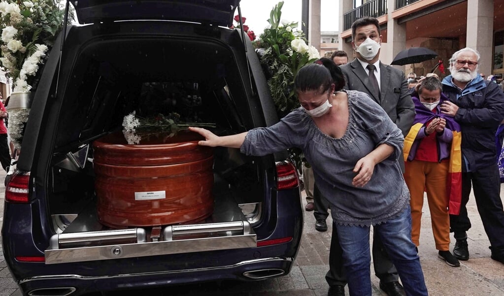 2020-05-17 12:42:28 epa08428371 A woman bids farewell to the coffin of late Spanish politician Julio Anguita at the Town Hall in Cordoba, Spain, 17 May 2020. People applauded for over 20 minutes in memory of late Julio Anguita, who died at the age of 78, 16 May 2020, after a week in the ICU after suffering a cardiac arrest. Anguita was the secretary general of the Spanish Communist Party from 1988 and 1998 and leader of Izquierda Unida (United Left) from 1989 and 2000. EPA/Rafa Alcaide (beeld Epa/rafa Alcaide)