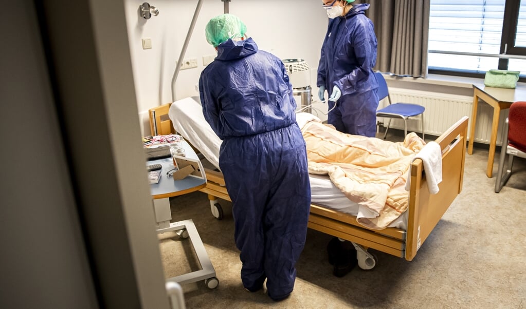 Mei 2020: medewerkers van het Amphia-ziekenhuis in Breda verzorgen een coronapatiënt. (beeld anp / Remko de Waal)