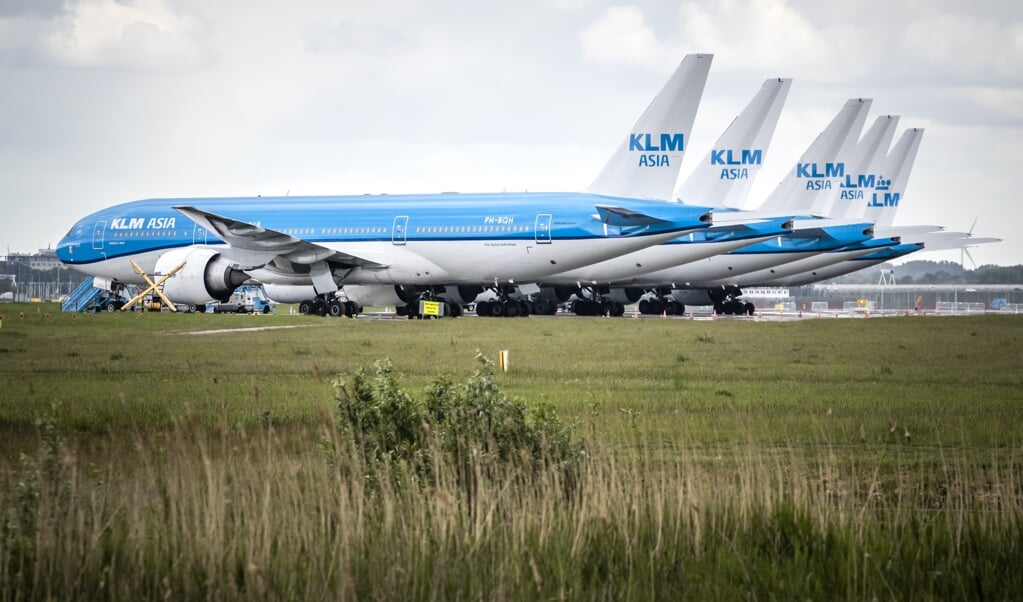 Toestellen van de KLM op luchthaven Schiphol. KLM voert vanwege de coronacrisis veel minder vluchten uit. ANP REMKO DE WAAL (beeld anp / Remko de Waal)