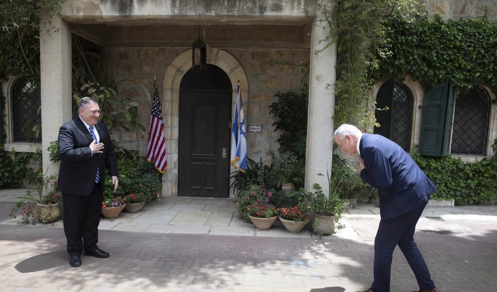 De minister van Buitenlandse Zaken van de VS, Pompeo (l.), heeft al groen licht gegeven voor de annexatie door Israël van de Jordaanvallei, tijdens zijn ontmoeting met de nieuwe regeringsleiders Netanyahu en Gantz (r.) in Jeruzalem. (beeld epa / Sebastian Scheiner )