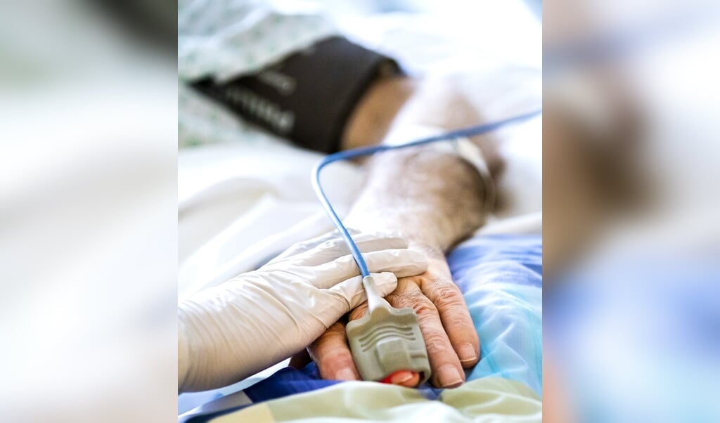 2020-05-12 11:44:31 DEN HAAG - Een coronapatient op de intensive care (IC) van het HMC Westeinde ziekenhuis. Het ziekenhuis breidde het aantal bedden op de IC-afdeling aan het begin van de coronacrisis uit. ANP REMKO DE WAAL (beeld anp / Remko de Waal)