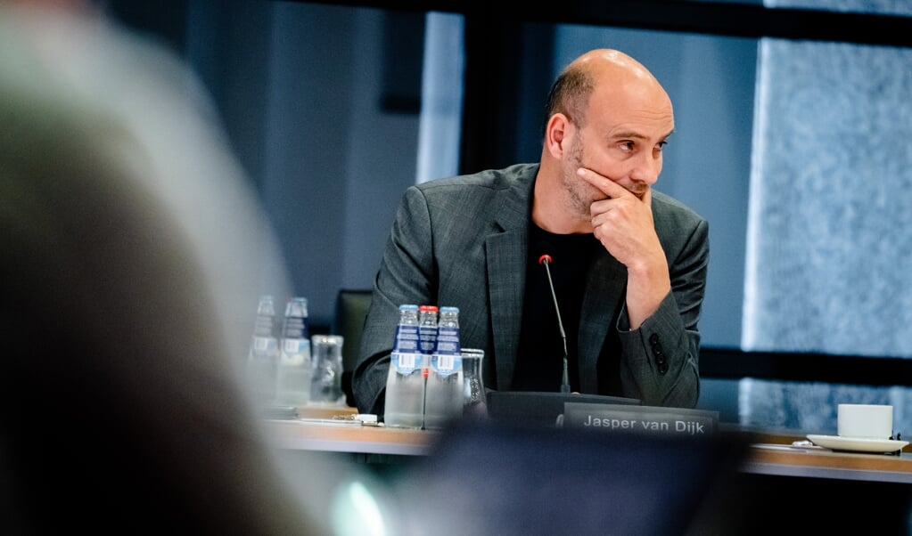 Het idee voor het telefoonnummer komt van SP-Tweede Kamerlid Jasper van Dijk. 'Heel mooi dat het nu begint.' (beeld anp / Bart Maat)