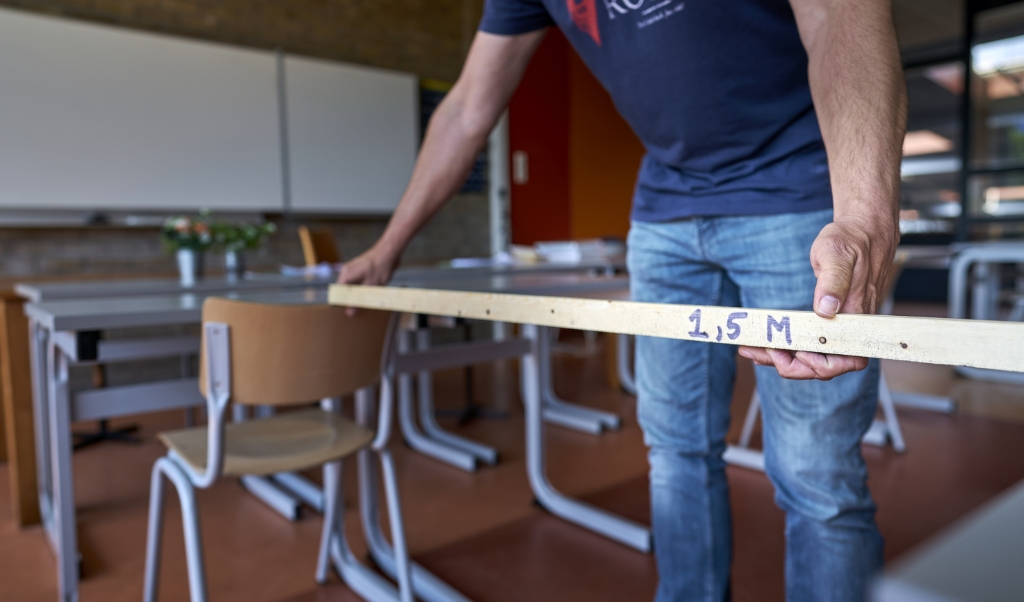 DEN HAAG - Voorbereidingen op het Haags Montessori Lyceum in aanloop naar de heropening. Middelbare scholen gaan per 2 juni open op basis van de anderhalvemeter-regel, ook voor leerlingen onderling. Zij gingen in maart op slot om de opmars van het coronavirus te stuiten. ANP PHIL NIJHUIS (beeld anp / Phil Nijhuis)