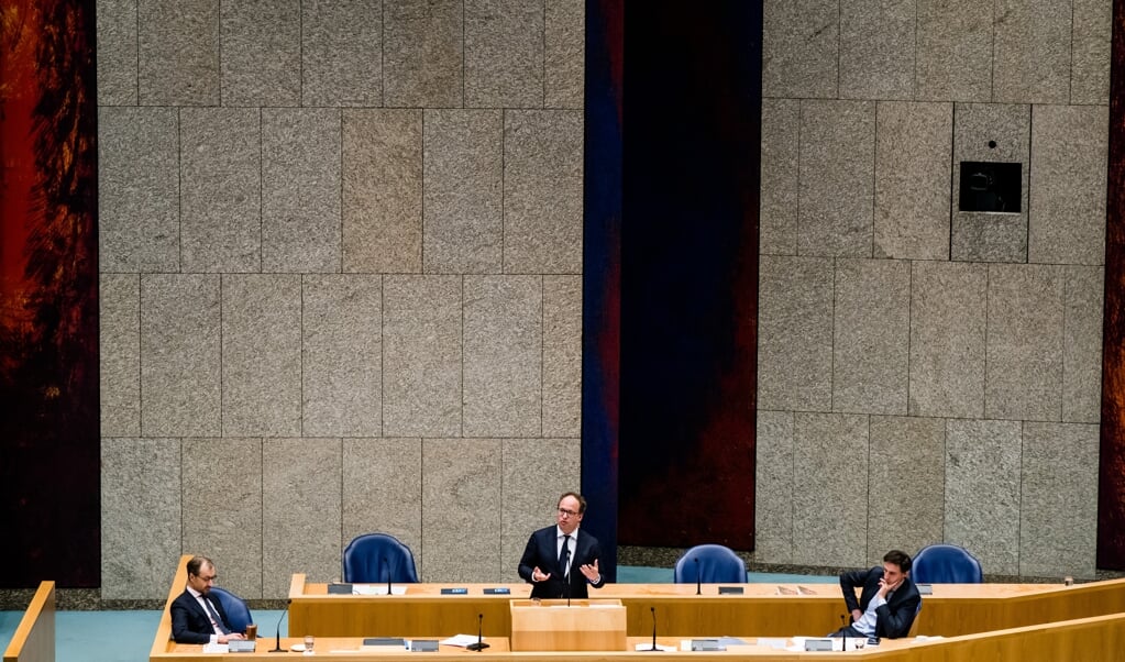 Minister Eric Wiebes van Economische Zaken en Klimaat (VVD), Minister Wouter Koolmees van Sociale Zaken en Werkgelegenheid (D66) en Minister Wopke Hoekstra van Financi‘n (CDA) tijdens een Tweede Kamerdebat over de ontwikkelingen van de economie en de noodmaatregelen om ondernemers door de coronacrisis te helpen. (beeld anp / Bart Maat)