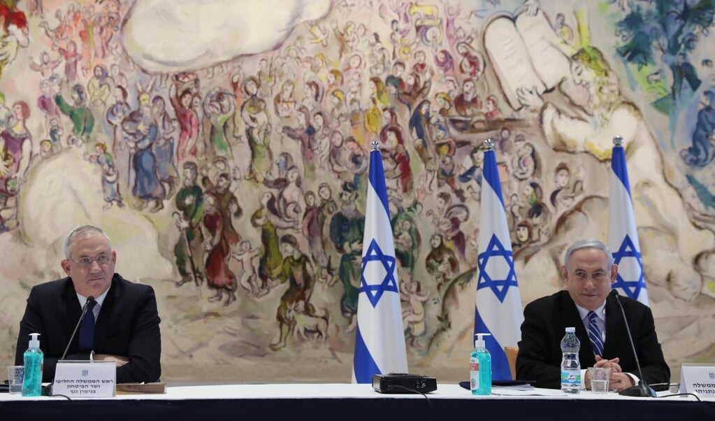In Israël wil de regering van Benjamin Netanyahu (rechts) en Benny Gantz (links) op korte termijn beginnen met de annexatie van de Westelijke Jordaanoever. (beeld epa / Abir Sultan)