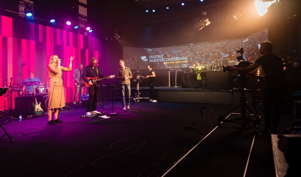 De digitale Opwekkingsconferentie komt voor een groot deel vanuit de studio van Groot Nieuws Radio in Veenendaal. Zangeres Rebekka Sahertian leidt de muzikale aanbidding. (beeld Jorik Algra)