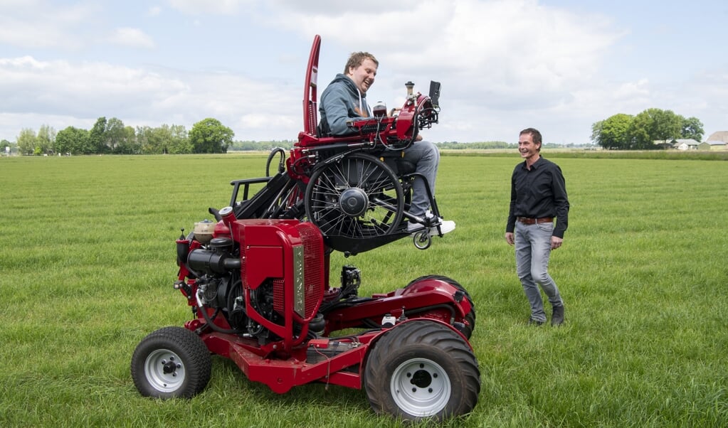 Jan Derk te Rietstap ontwierp en bouwde een vervoermiddel waarmee Chiel Kruidhof kan meewerken op de boerderij. (beeld Frank Uijlenbroek)