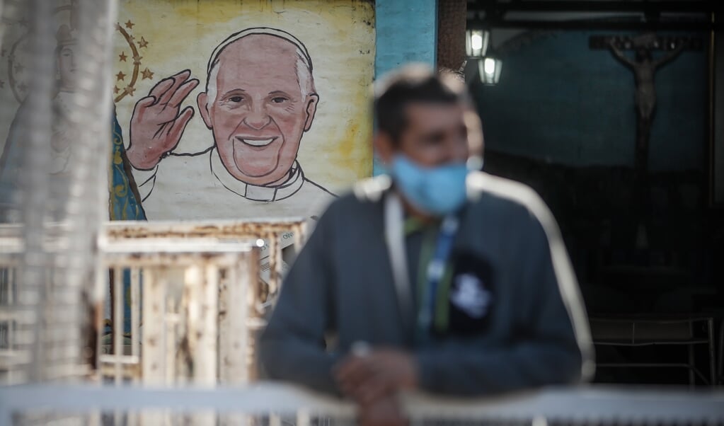 Een wacht op de voedseluitgifte bij de kerk van de Heilige Moeder van het Volk in Buenos Aires, 19 mei 2020. (beeld epa / Juan Ignacio Roncoroni)