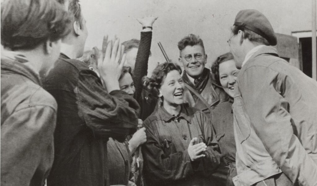 Prins Bernhard, de bevelhebber van de Binnenlandse Strijdkrachten, wordt in 1945 met vreugde begroet in kamp Westerbork. (beeld nationaal archief)